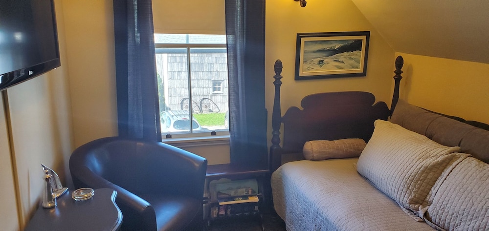 Amherst Shore Country Inn