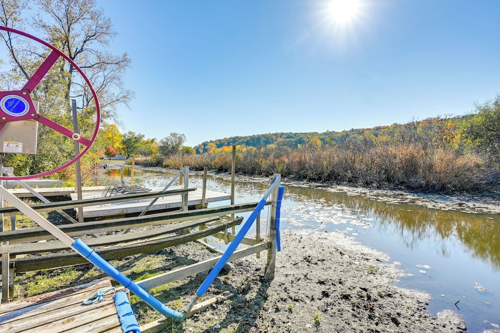 Sand Lake Retreat: Canal Access & Large Yard!