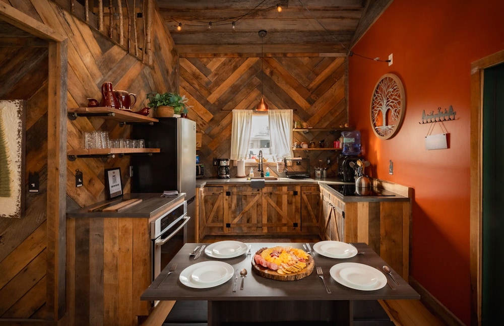 Treehouse Hot tub on 60 Acre Farm Near Downtown