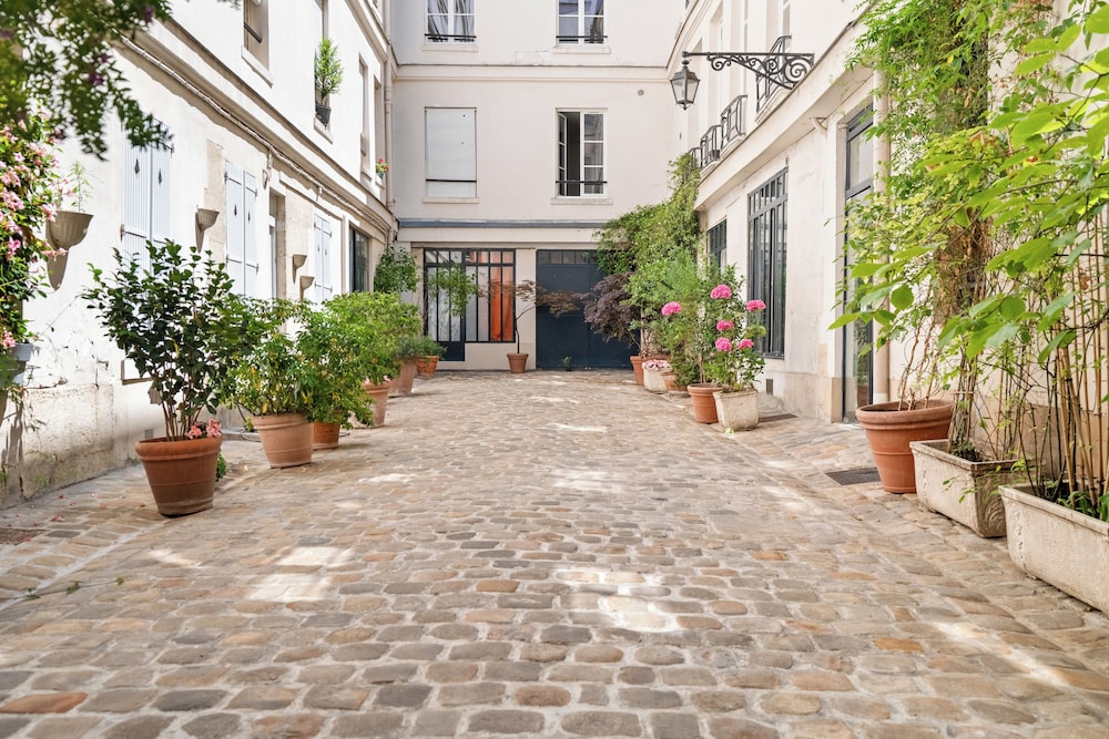 1537 Bourg Tibourg