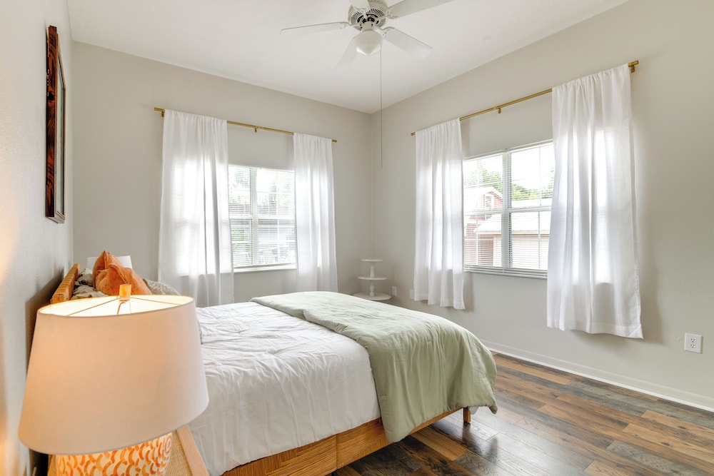 Explore Dtwn Crystal River: Walkable Duplex Unit