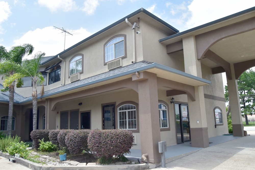 Camelot Inn & Suites Highway 290 NW Freeway
