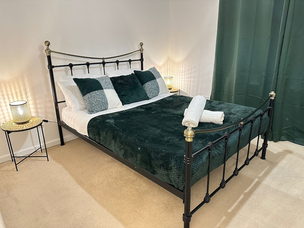 Entire Beautiful 2 Bedroom House With Free Parking Manchester view 2