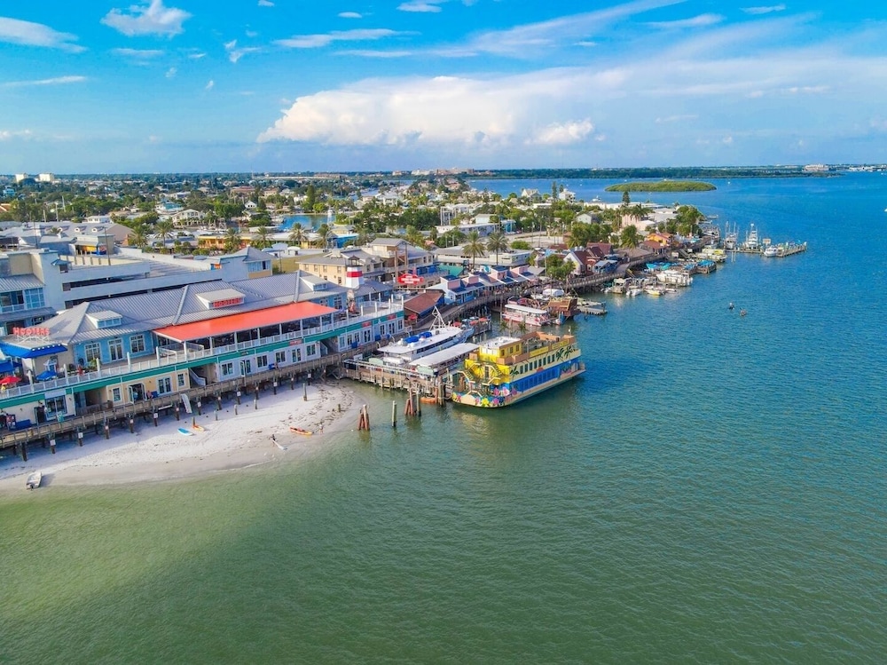 Tropic Terrace #56 - Beachfront Rental 1 Bedroom Condo by RedAwning view 4