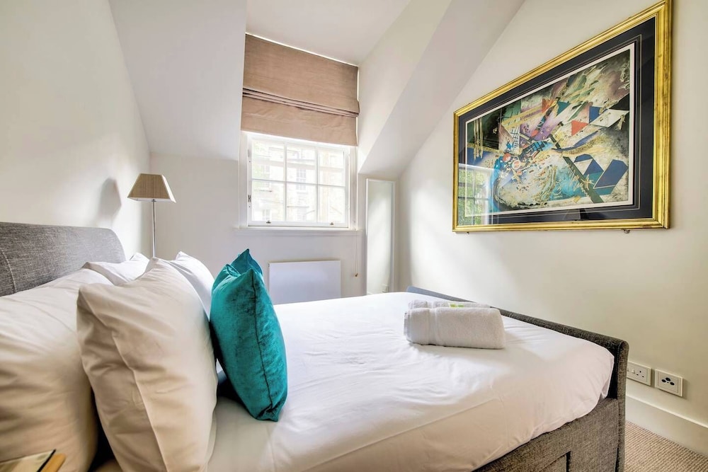 JOIVY Quiet Mews Apartment in New Town view 4
