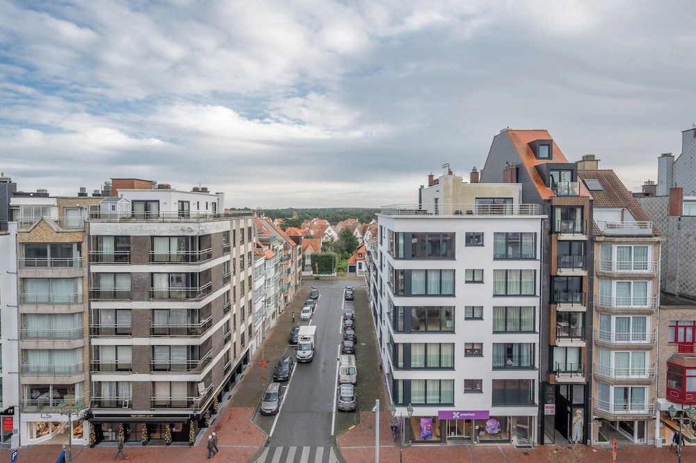 Stylish City-view Retreat