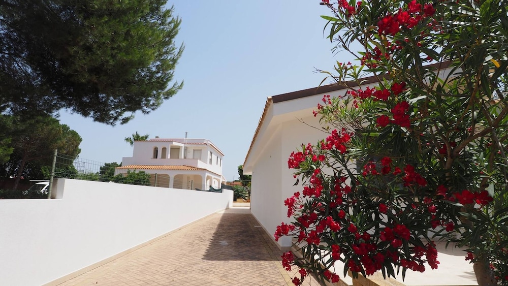 Villetta Nonno Seba Sleeps 4 Just a few Metres From the sea