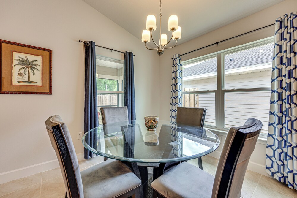 15 Mi to UF: Home w/ Furnished Porch in Alachua!