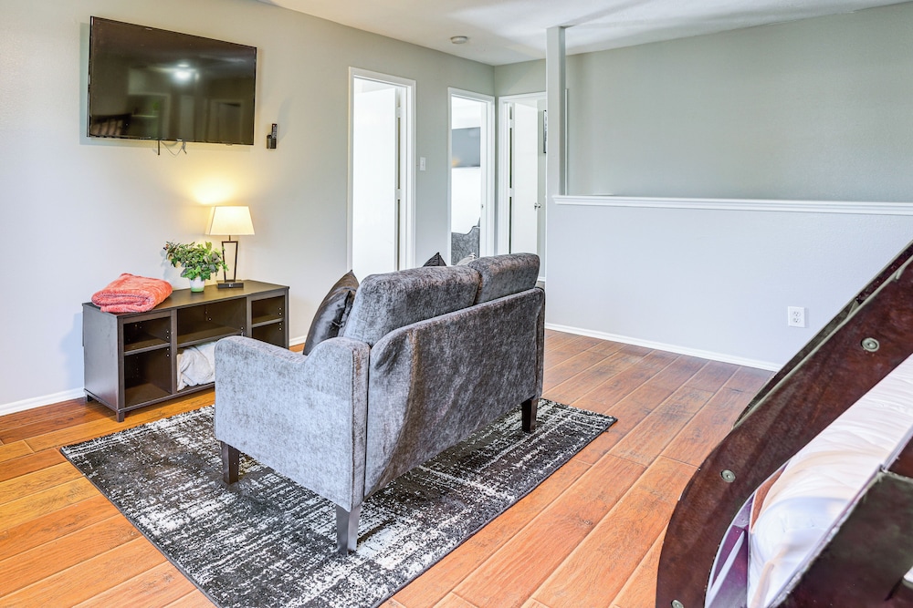 Solar-powered Home w/ & Game Room & Gym in Houston