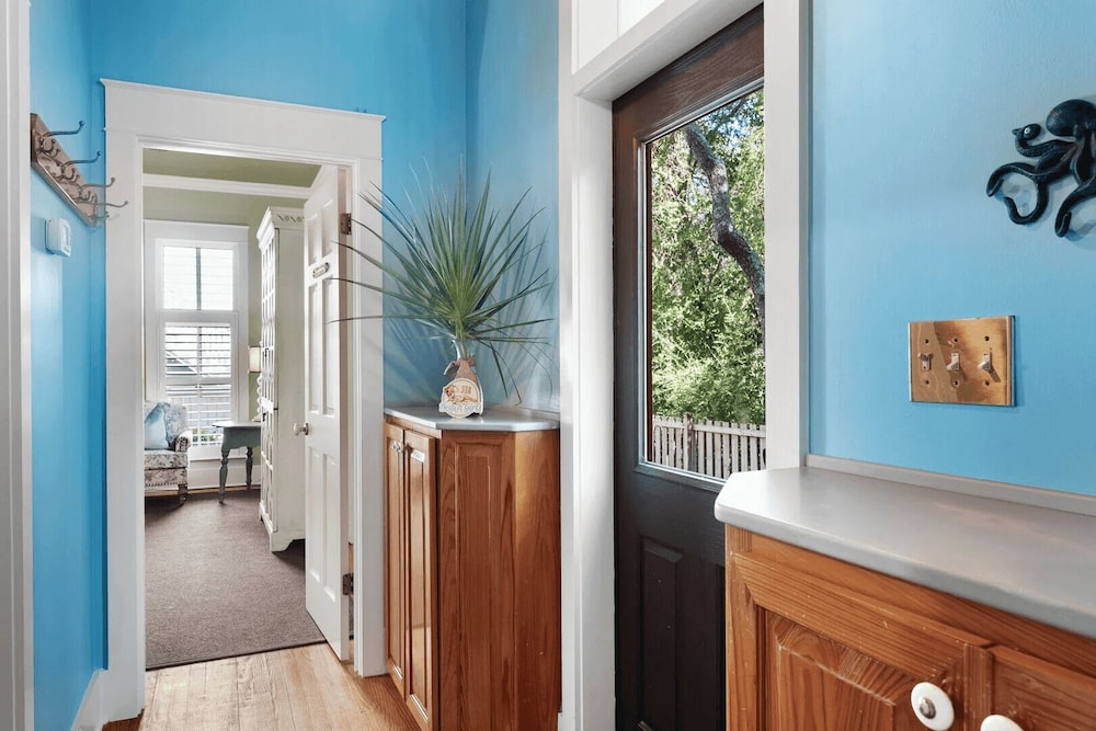 30A Grayt'n Greatful by Avantstay Charming Home+cottage, Walk to Western Lake