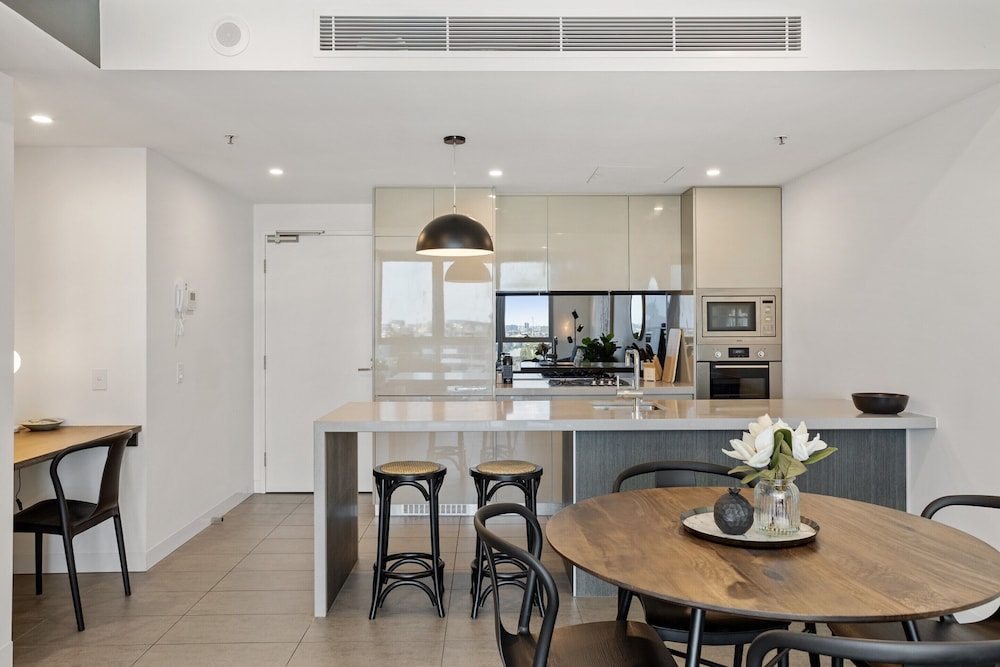 Executive 2-bed With Stadium View, Great Amenities