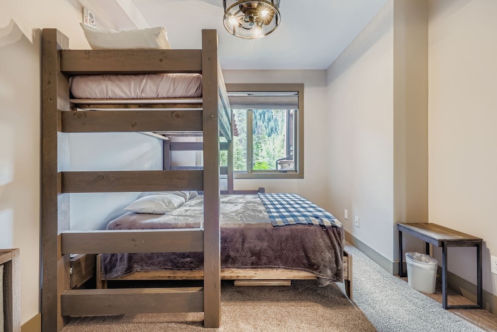 1820 The Seasons 1 Bedroom Condo