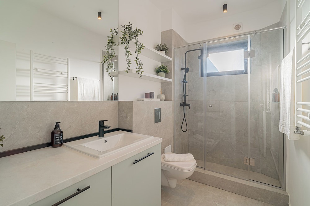 Contemporary 3-Bedroom Lofts - Modern Touches Meet Classic Elegance by Calea Victoriei