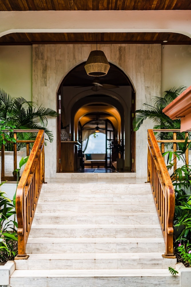 Luxury Beachfront 5 Bedroom Villa on Famous Beach