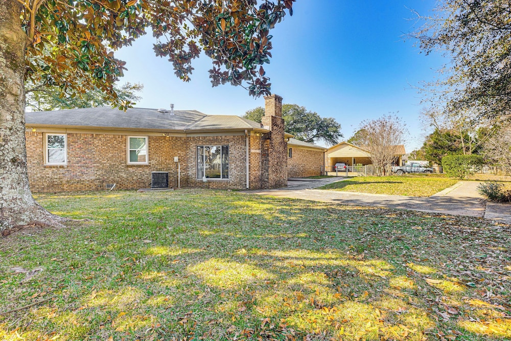 4 Mi to Dtwn Tuscaloosa: Home w/ Cozy Den!