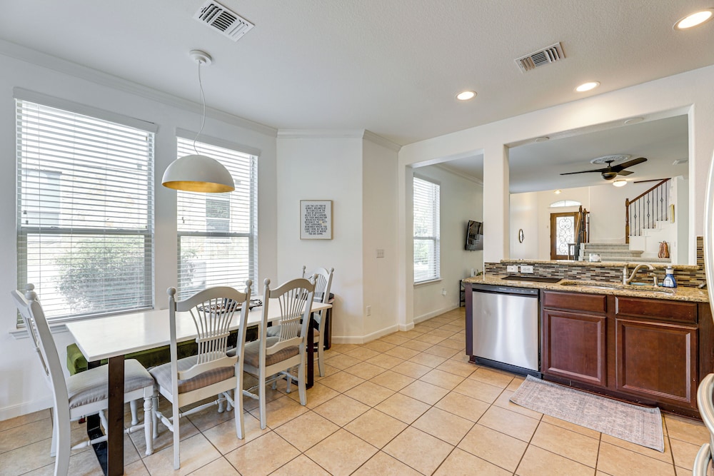 5 Mi to Lake Travis: Pet-friendly Home w/ Yard!