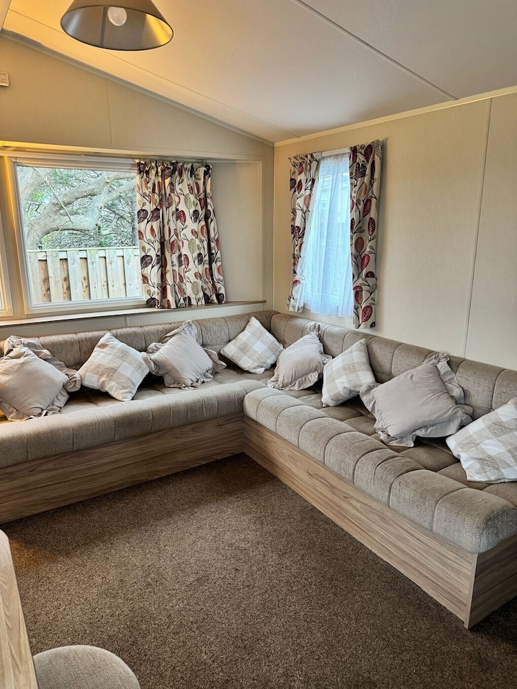 3 Bed Caravan - Sleeps 6 - Pets - 5 min to Beach