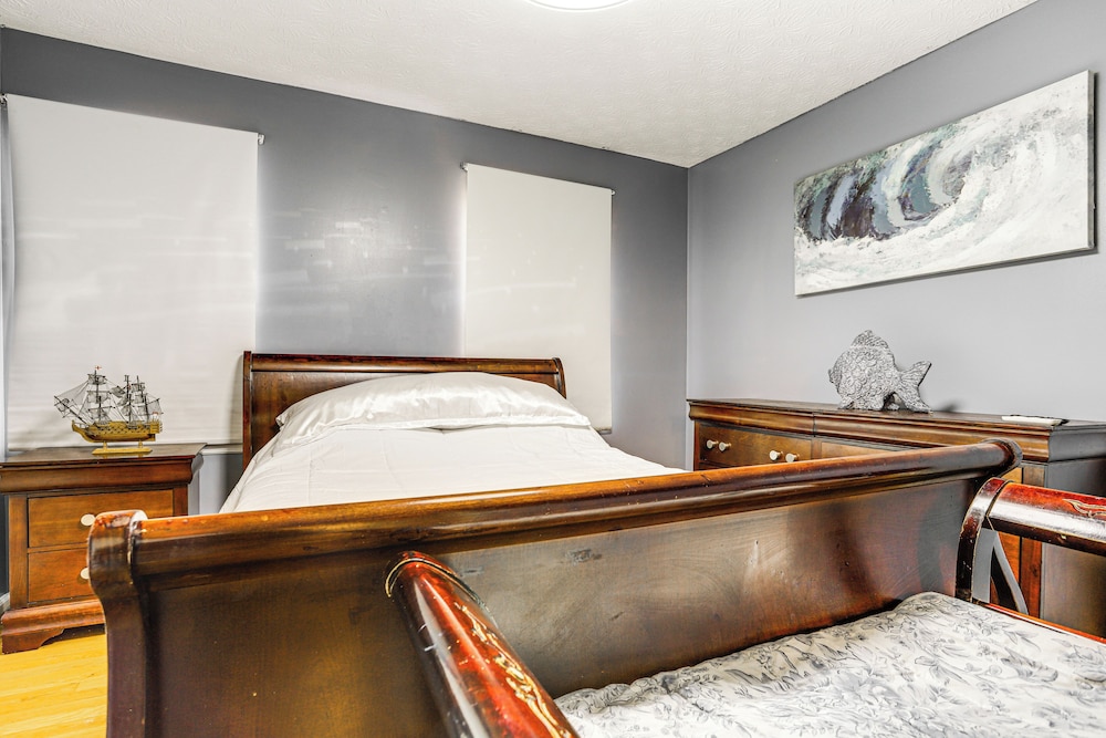 Private Hot Tub & Deck: Family Gem in Alpharetta
