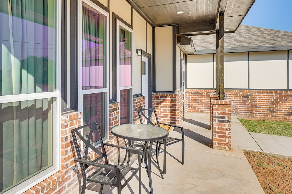 Golf, Shop & Explore: Home 5 Mi to Dtwn Midland!