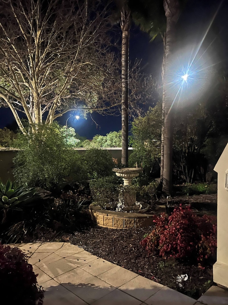 Cozy Tusmore Apartment With Private Garden City View Near Burnside Village Mall