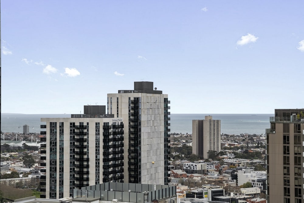 City Stay Steps From Yarra River Walks
