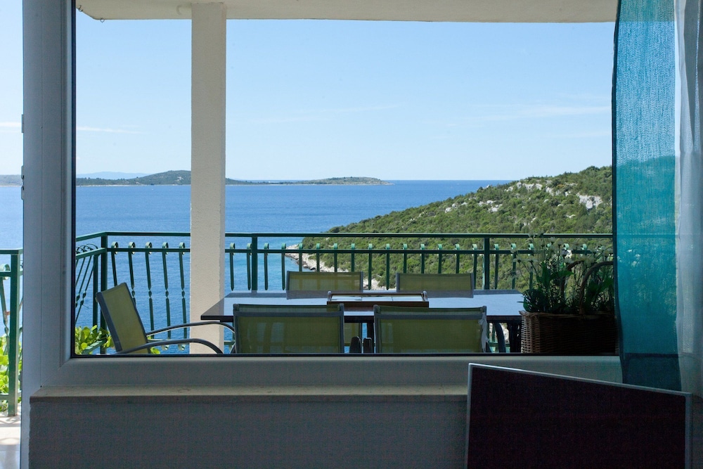 Wonderful Visinisce Apartments With Terrace and Sea Views