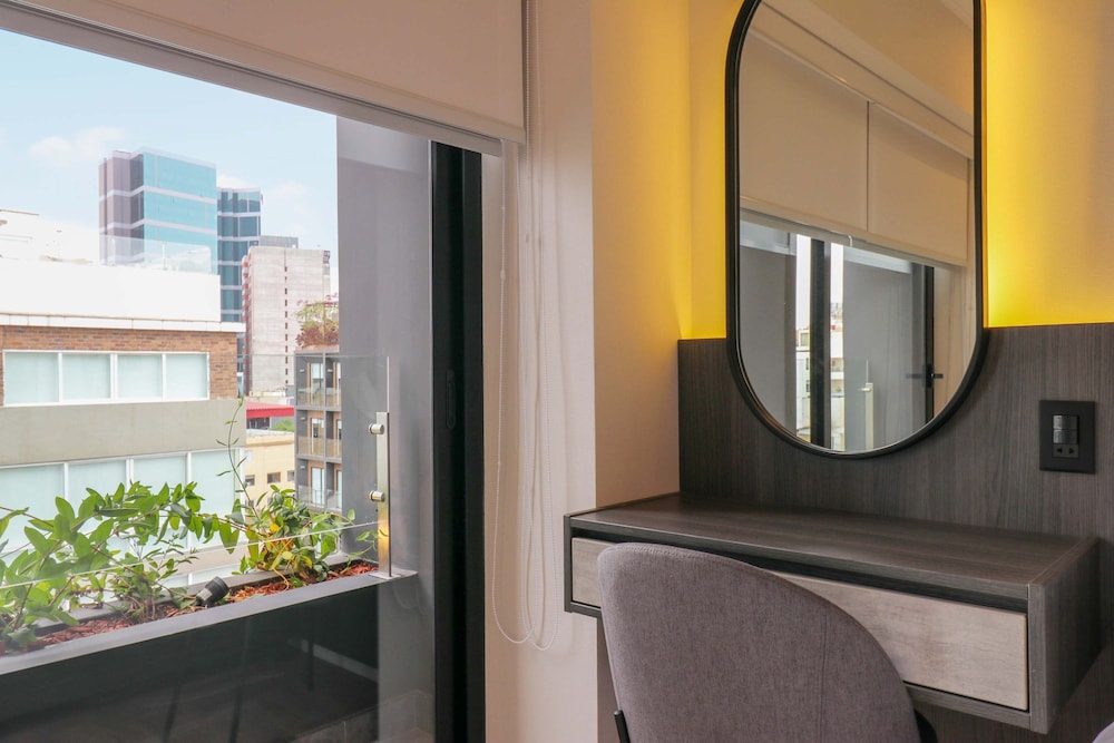 w Elegant 2BR w Balcony Near Larcomar