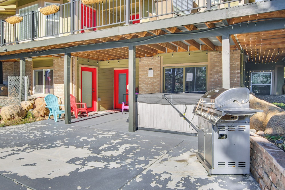 Private Hot Tub, 4 Mi to Usafa: Cozy Apartment!