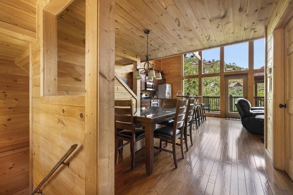 A Peace of Paradise - 3 Bedrooms, 3 Baths, Sleeps 8 Cabin by RedAwning