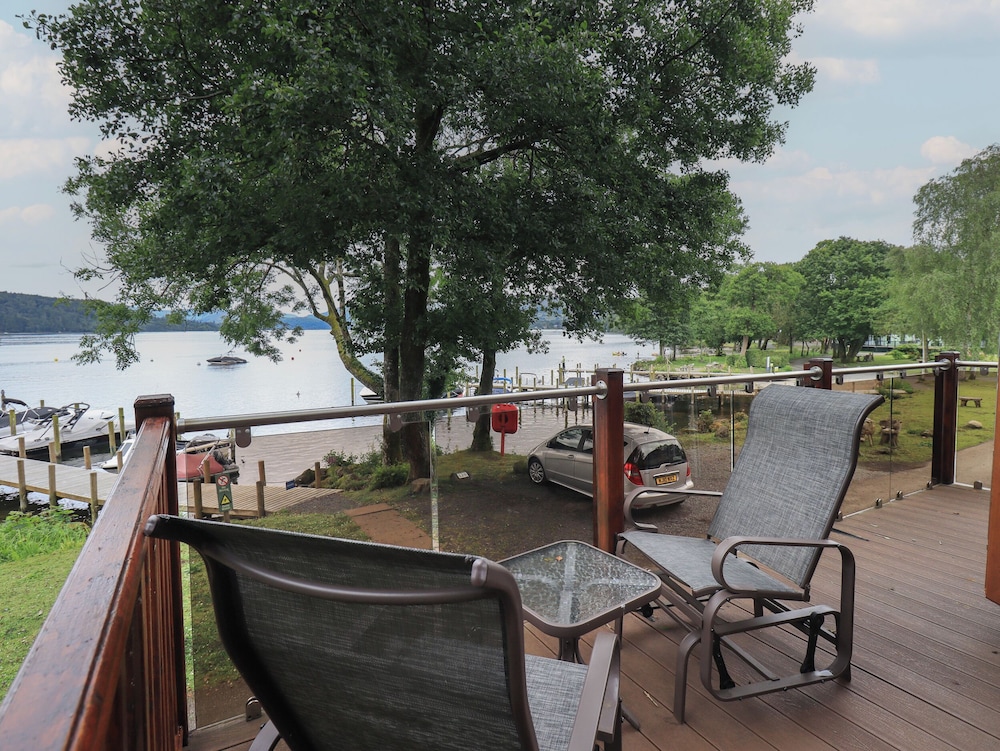 Shoreside Lodge