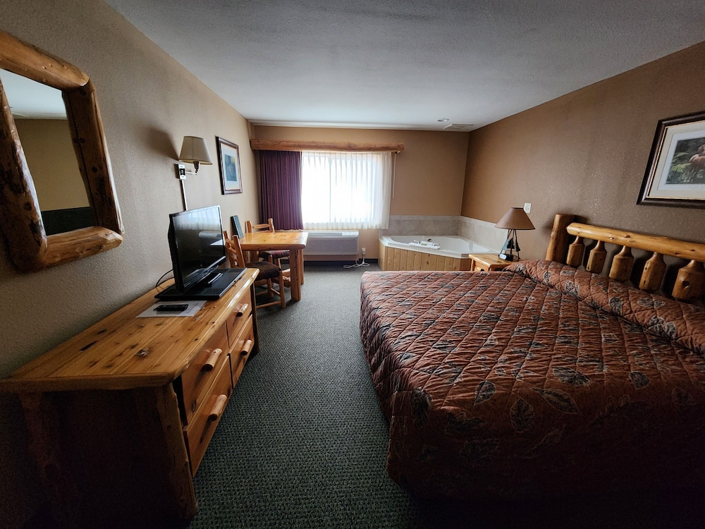 Pine Peaks Lodge & Suites