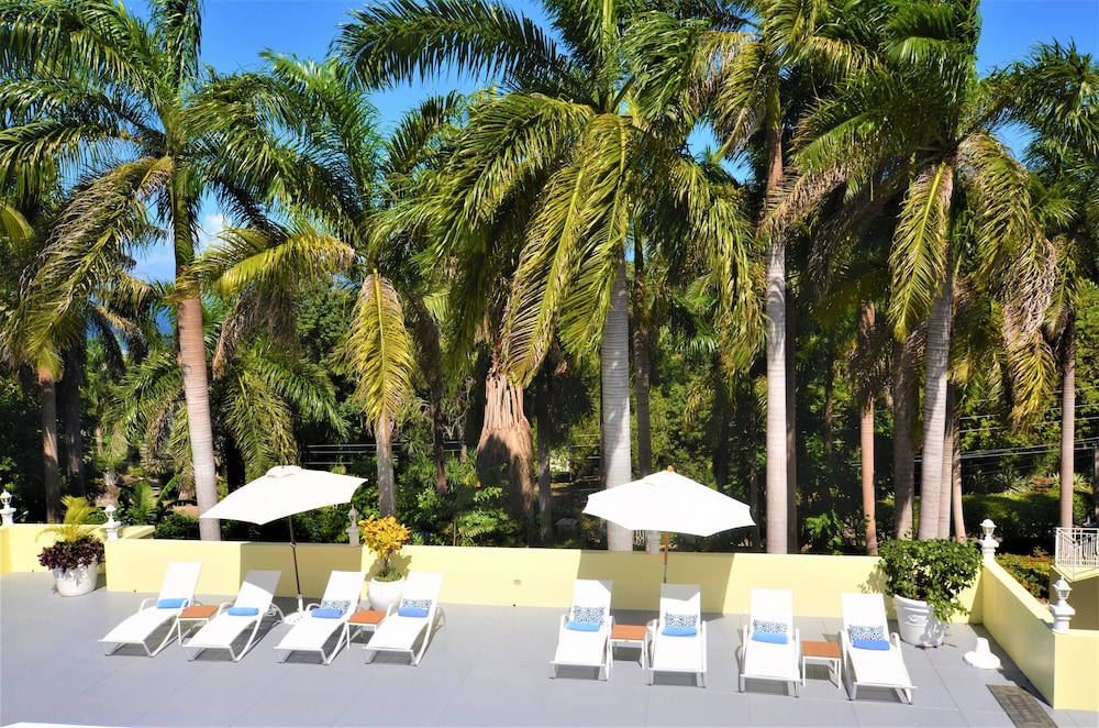 Summerhill, 8BR by Jamaican Treasures