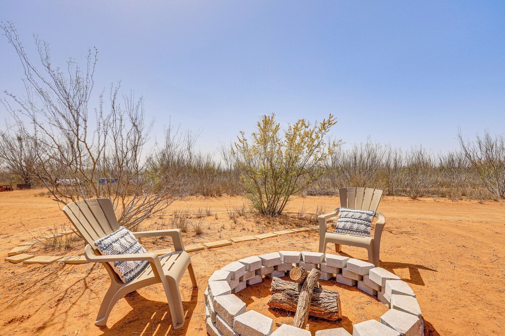 Hike, Hunt & Fish: Pet-friendly Studio in Dilley!