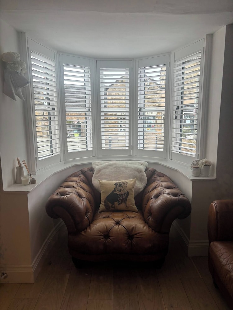 Cottage on High Street, own Parking and EV Charger