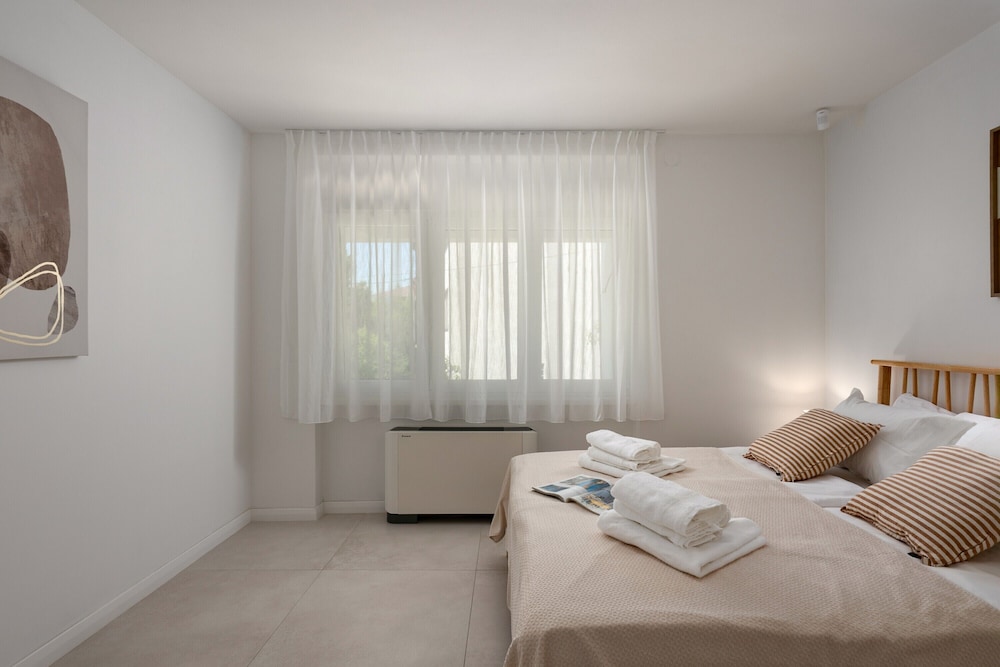Desamani 975 Apartments