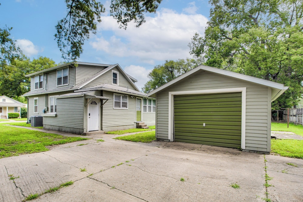 1 Mi to K-state Campus: Central Manhattan Home
