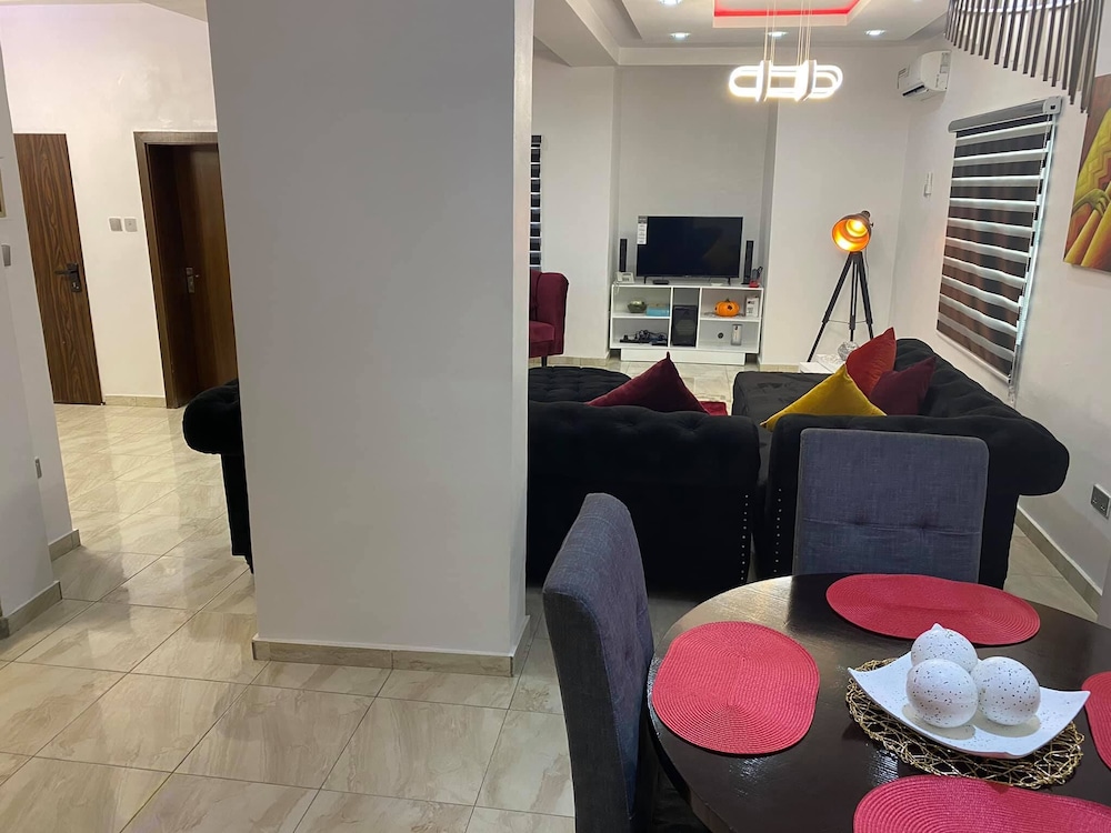 Comforts Court And Apartment