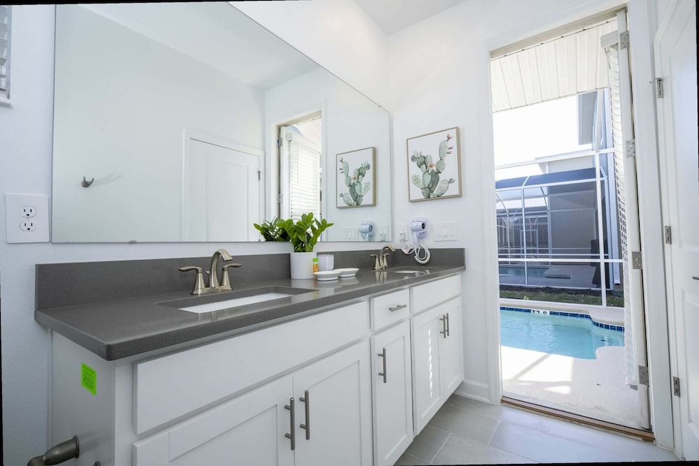 Themed 5Bd Family Villa w Pool Spa Near Disney