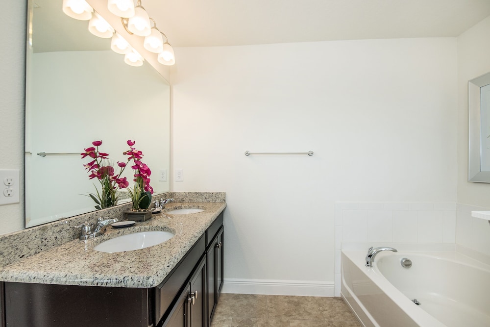 5 Bedroom, 4 Bathroom Villa - Image 2