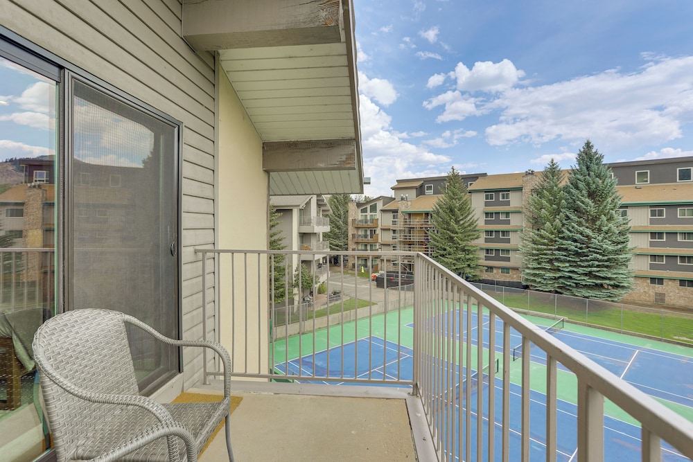 Sauna & Ski Shuttle Access: Mtn-view Condo in Avon