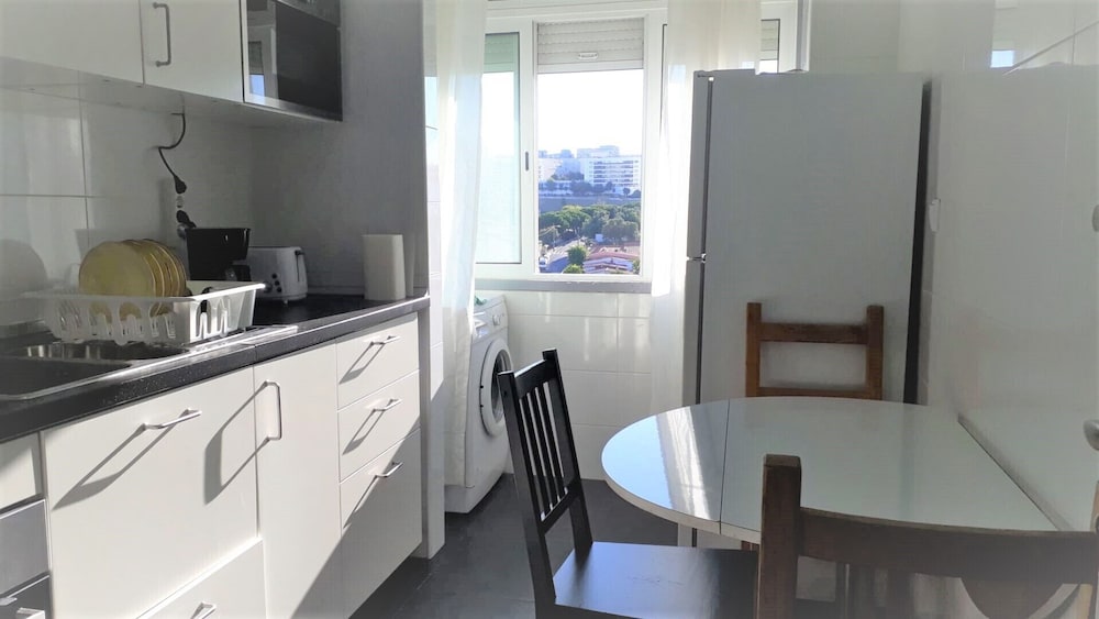 Beautiful Private Room With River View In Lisbon view 4