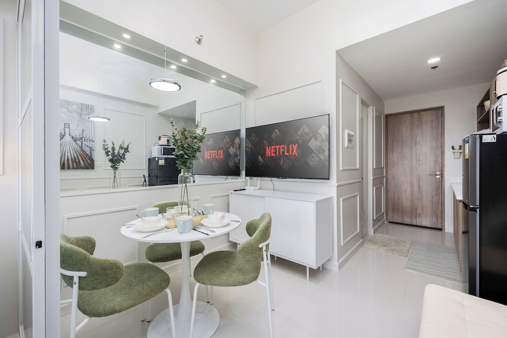 Chic Studio With Balcony & City View Near Airport