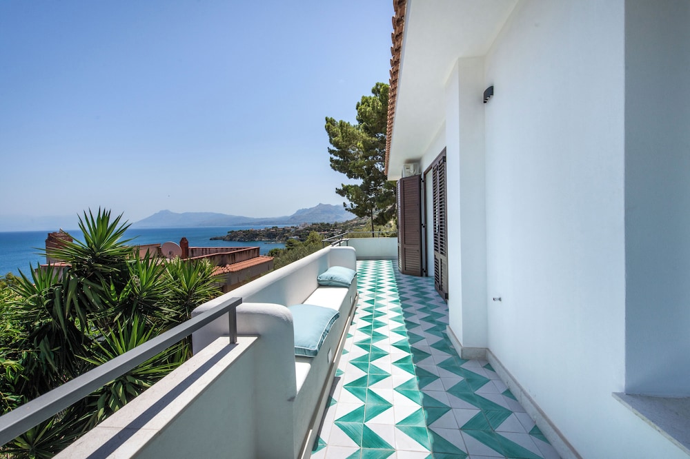 Sea Frame Design Apartments with Pool by Wonderful Italy