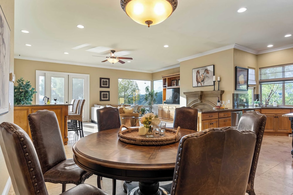 Hilltop Estate w/ Pool, Hot Tub, Fire Pit, Views Cleveland Vista by Avantstay