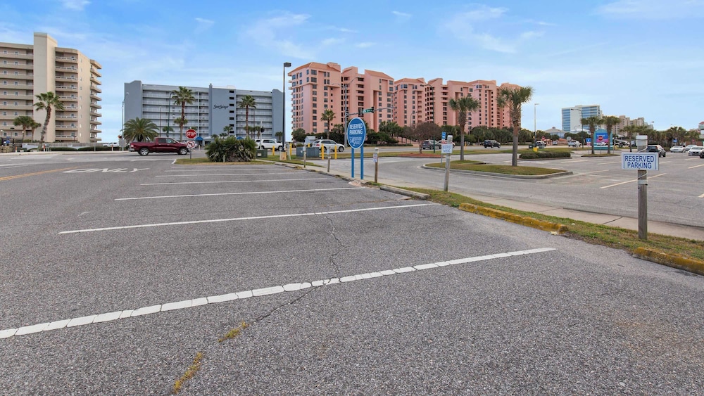 Spacious Family-friendly Retreat Beach Walkable