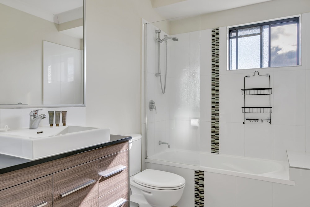 Bright 2-bed With Private Balcony & Serene View