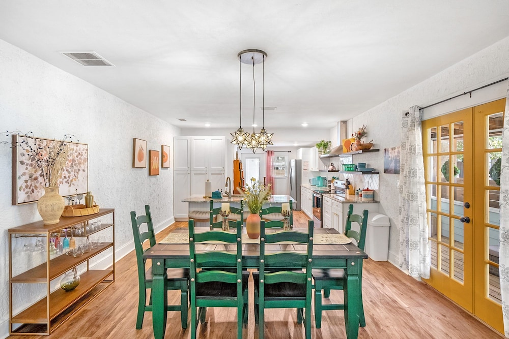 Newly Renovated Whimsical Cottage 2 Beds Hot Tub