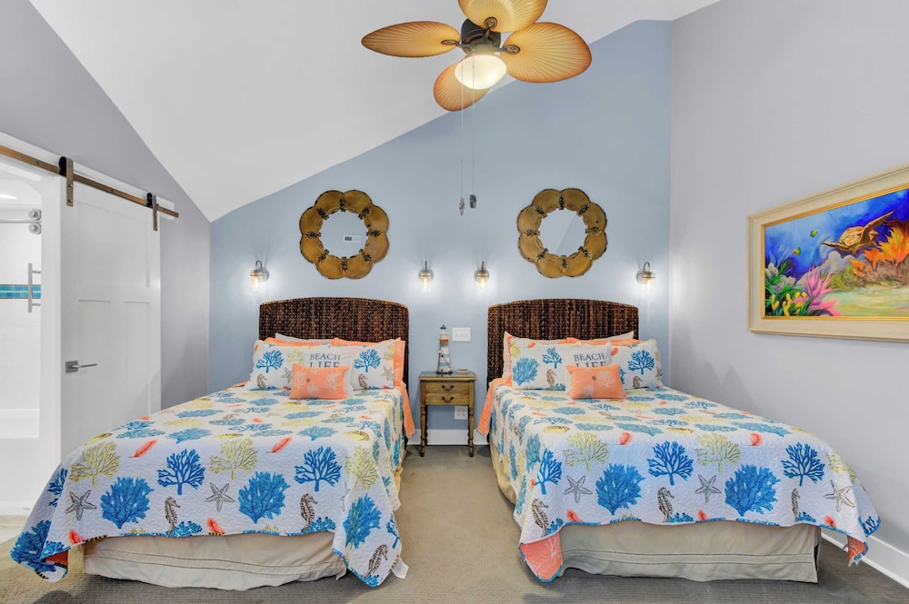 518 Seascape Waterfront Views + Community Pool