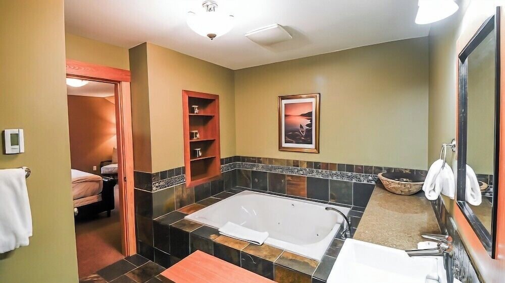 Pinnacle Ridge Chalets by Fernie Lodging