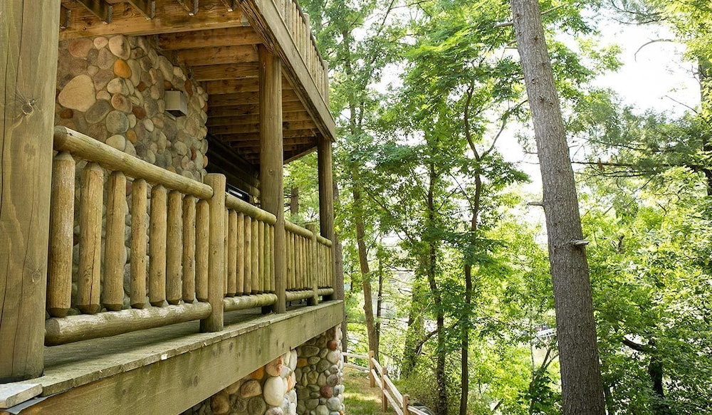 Log Gables - Lake Front